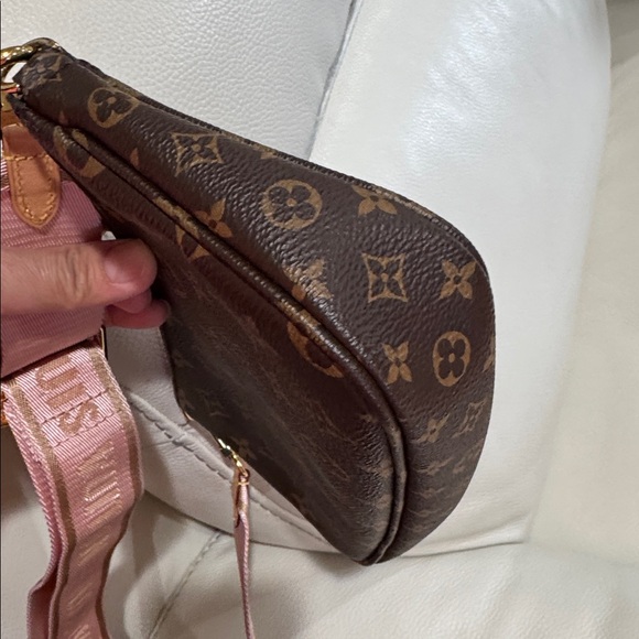 Authentic Multi Pochette Accessories with pink strap! 
In excellent condition! - Picture 9 of 17